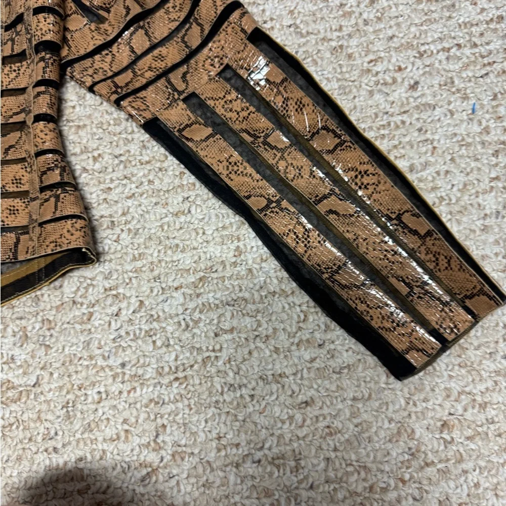 Becky&Bobby Chic Gold and Black Patterned Blazer - Picture 16 of 16